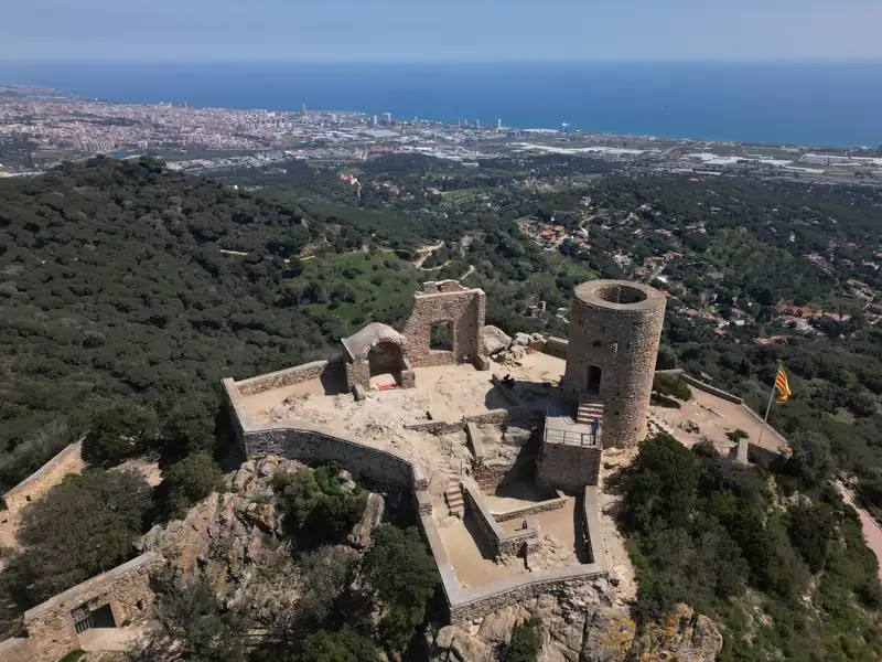 Castell de Burriac sobre Cabrera de Mar, con la costa del Maresme detrás