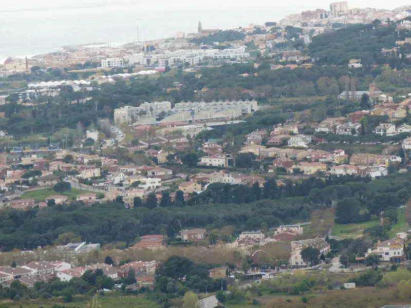 Casas de Cabrils entre pinos, bajando hacia el mar