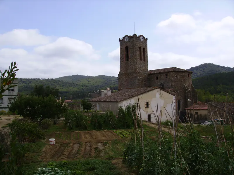 Iglesia de Sant Iscle i Santa Victòria de Dosrius entre huertos y montañas