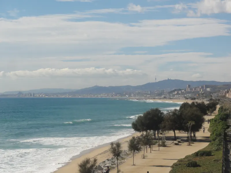 Playa del Masnou con la costa hacia Barcelona