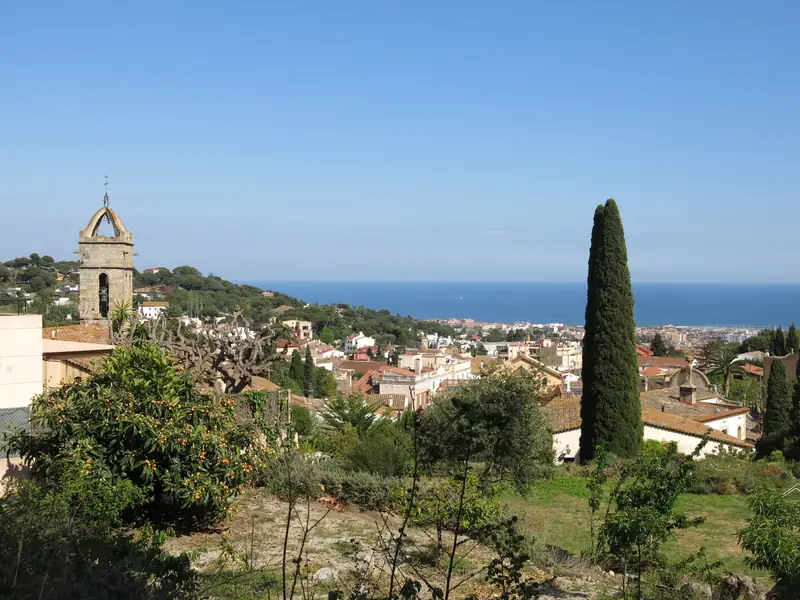 Premià de Dalt i el campanar de Sant Pere, amb el mar al fons