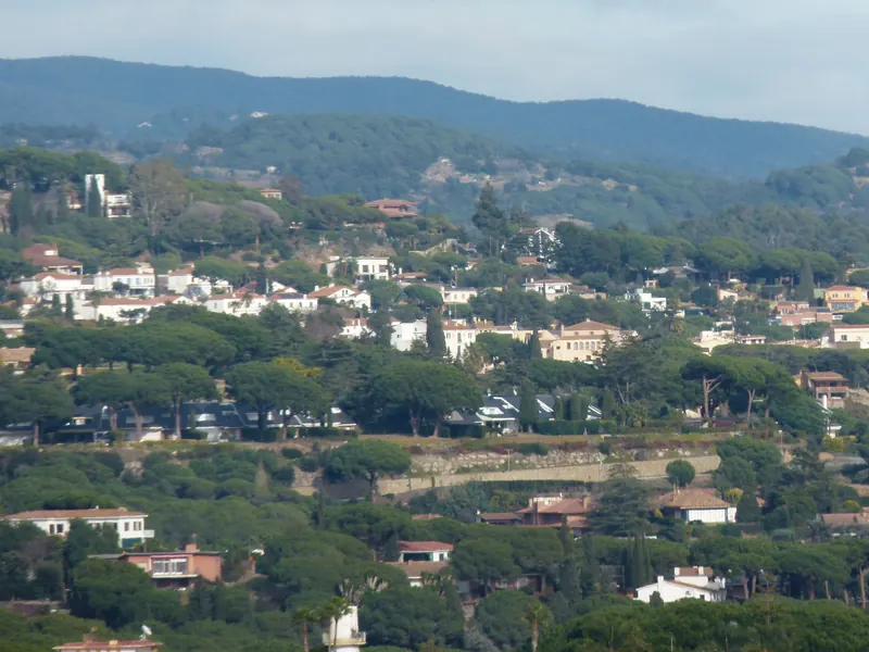 Casas de Sant Vicenç de Montalt entre pinos