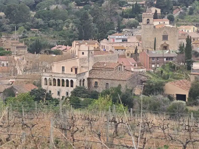 Casco antiguo de Teià sobre las viñas