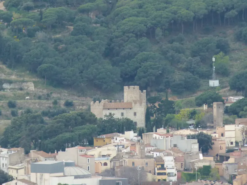 Castell de Vilassar sobre el pueblo de Vilassar de Dalt